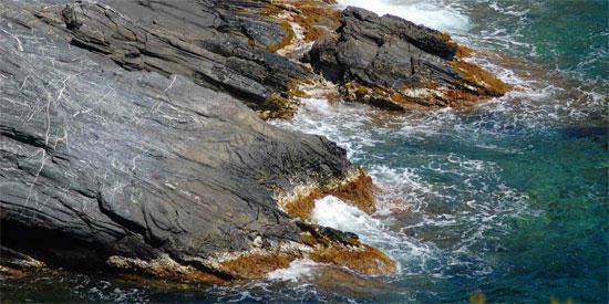 cote-rocheuse-balayee-par-les-vagues_imagelarge.jpg