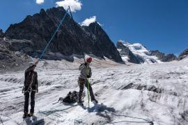 Pose d'un jalon dans la glace © M. Coulon - PNE