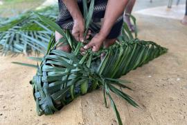 En Guyane, concours de tressage de katouri à Saül pour la Fête de la Nature