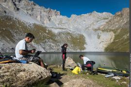 En Vanoise, installation de capteurs de température pour la campagne de mesures des lacs sentinelles