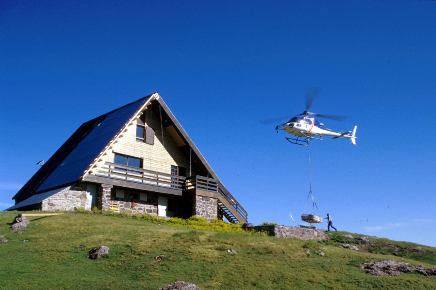 Héliportage pour réfection du toit, refuge d'Arlet