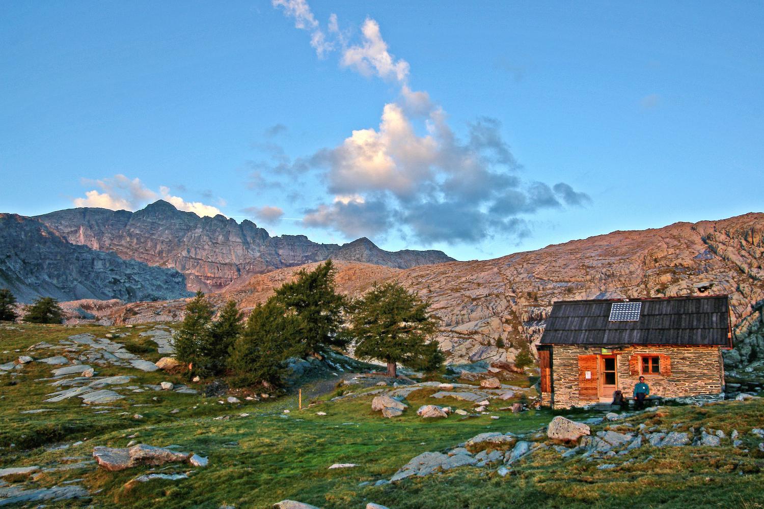 Le petit refuge de Fontanalbe devant le mont Bégo