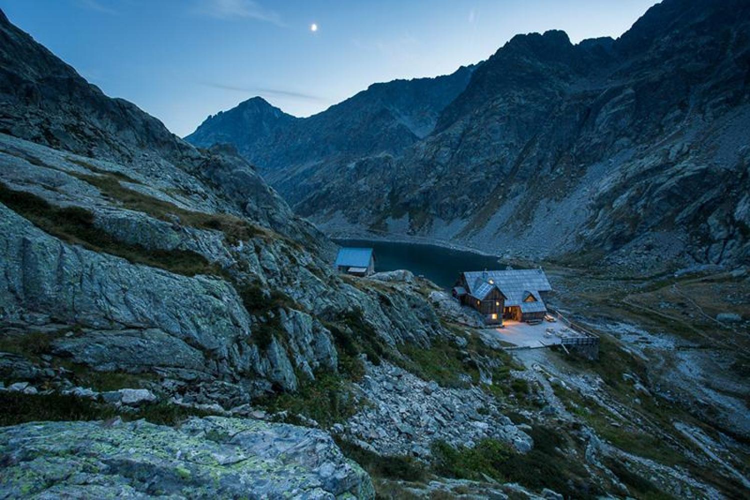 Refuge de Nice à la tombée de la nuit 